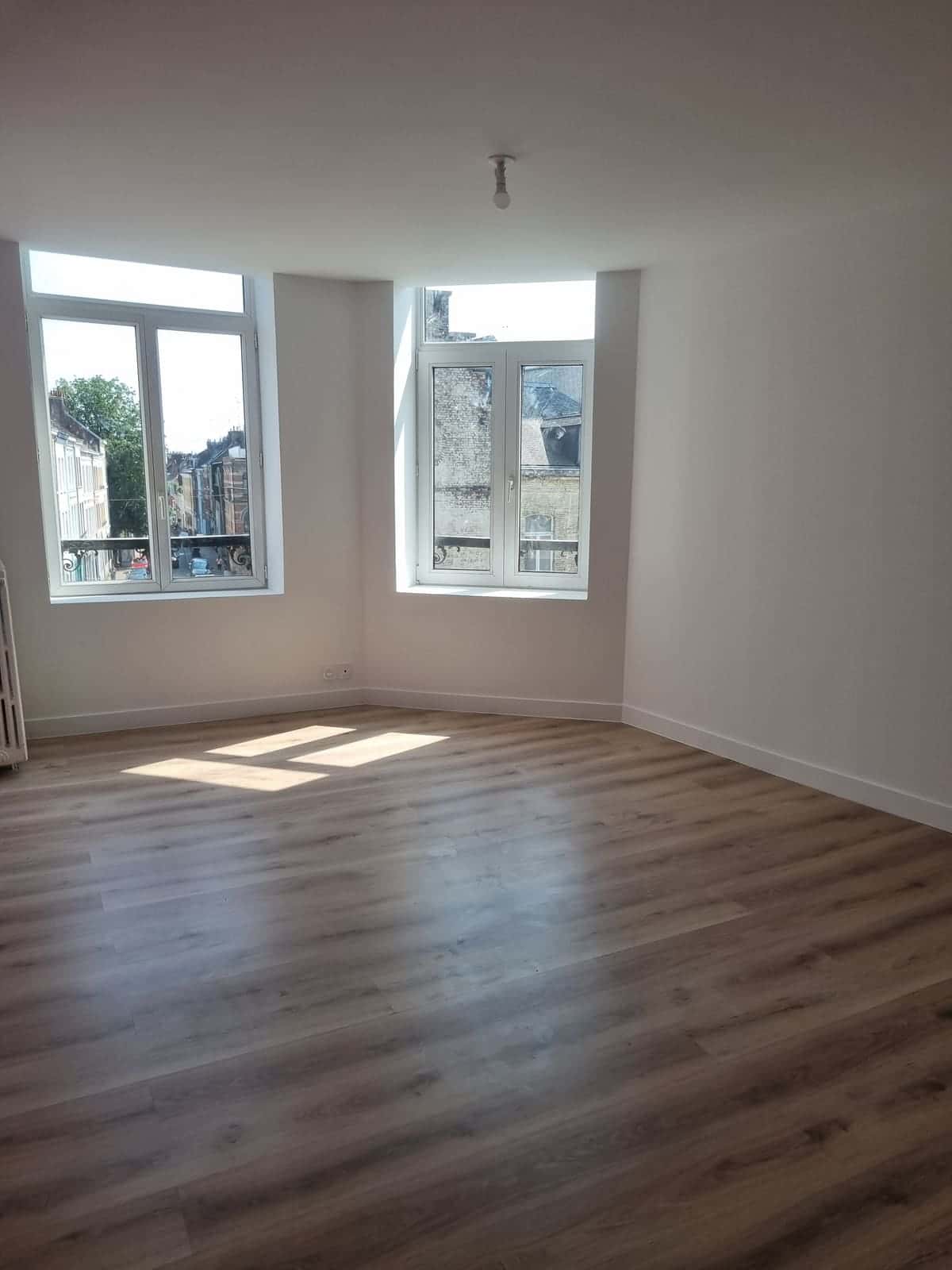 Appartement rénové : parquet et peinture par Bâti Innov