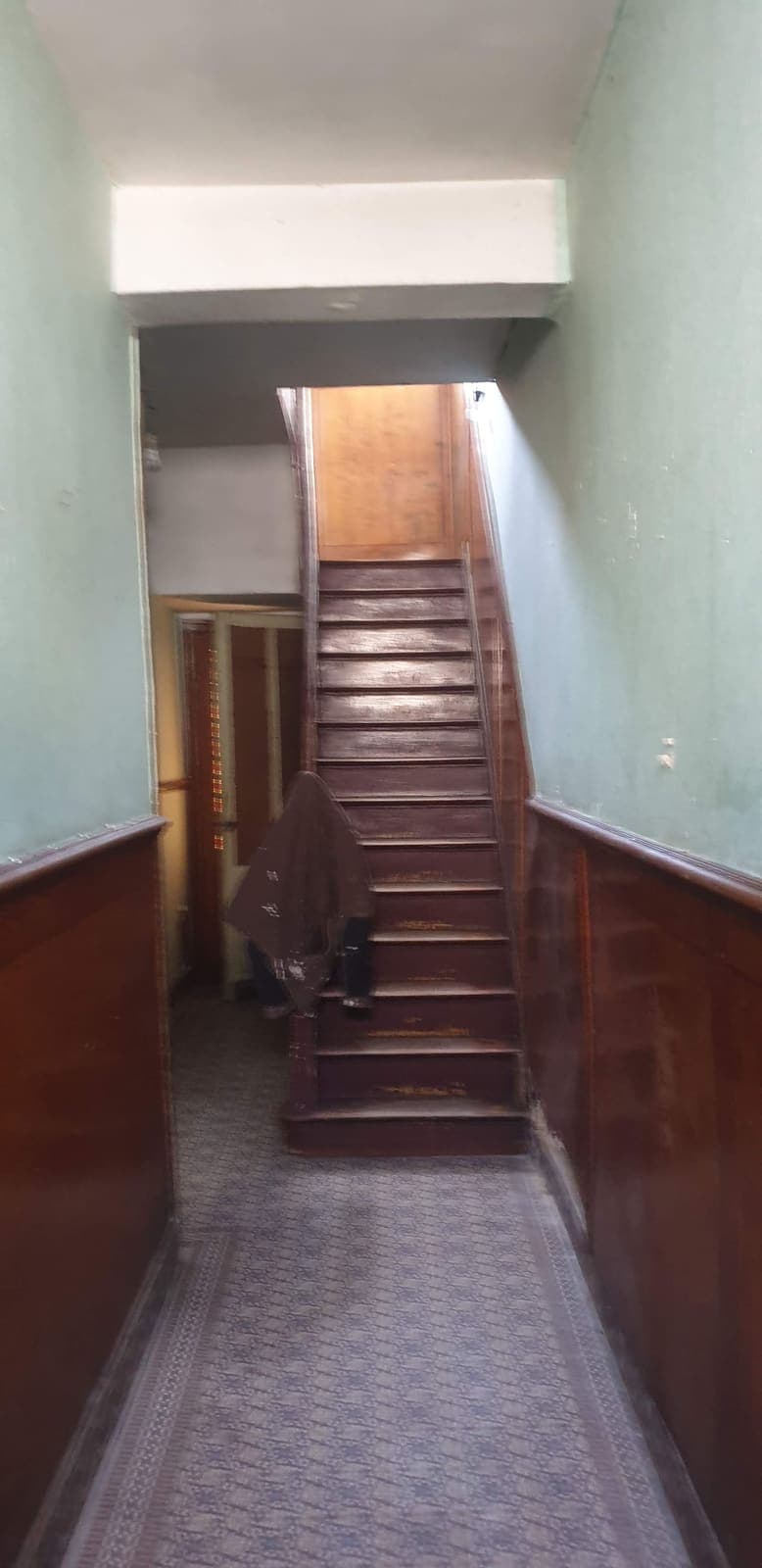 Entrée et escalier avant travaux (avant)