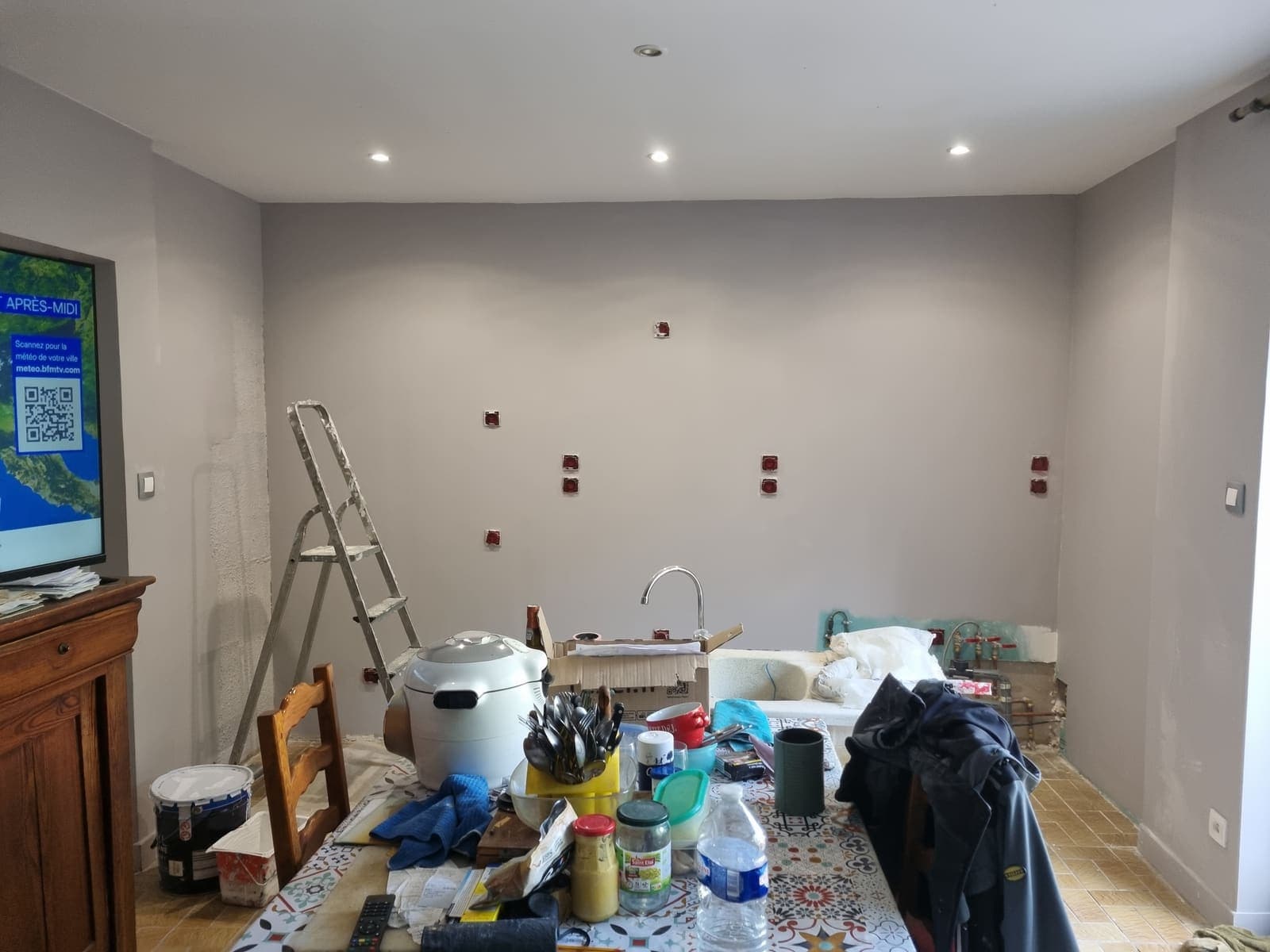 Murs repris, spots posés et peinture terminée (après)