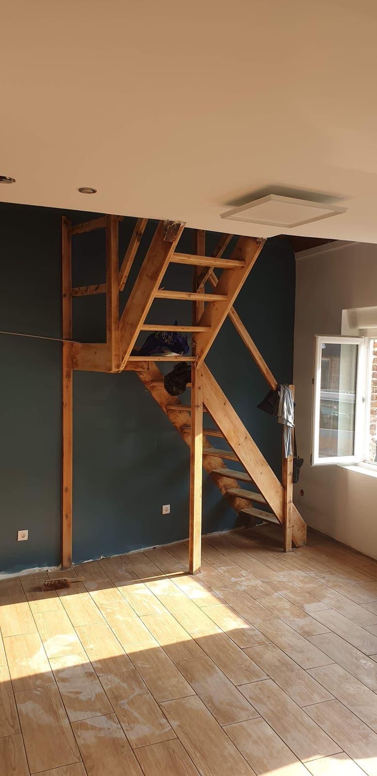 Escalier de la mezzanine et mur vert sauge (après)